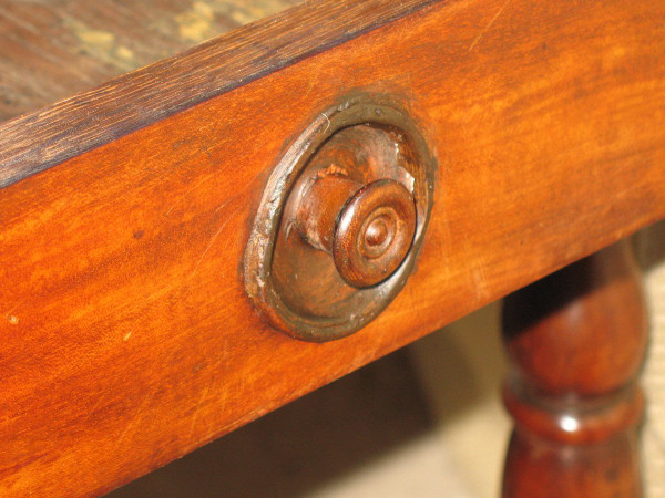 Petite table à écrire bureau époque 19ème en noyer massif de style Louis XIII