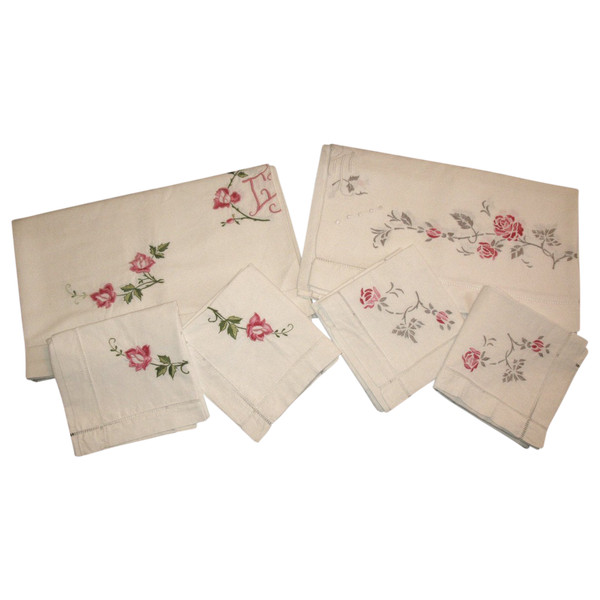 Ensemble de 2 draps brodés et leurs taies d'oreillers  décor de roses brodées  époque 20ème