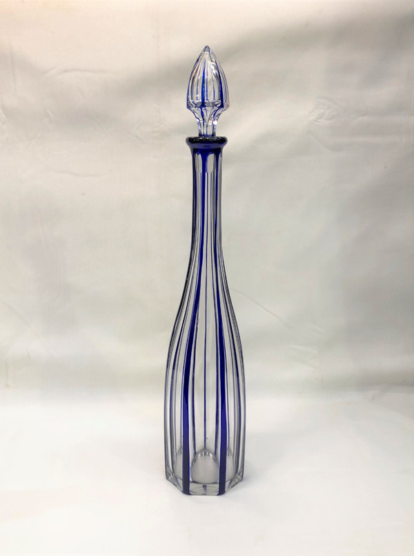 Grande carafe ancienne en cristal de BACCARAT doublé bleu, modèle MALMAISON 46 cm