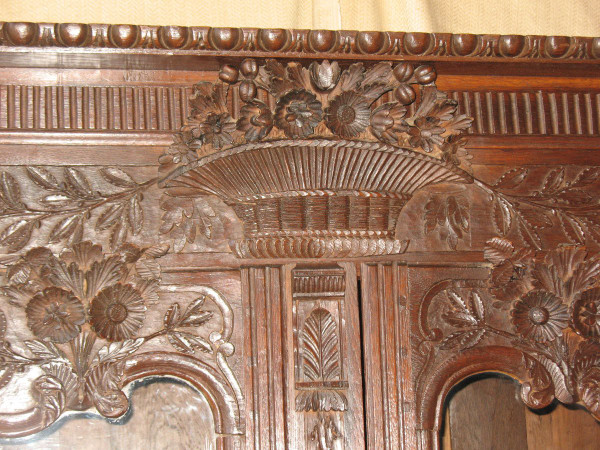 Armadio nuziale in rovere intagliato e smaltato del XIX secolo proveniente dalla Normandia