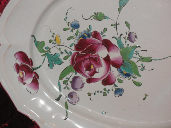 Plat ovale en faïence de Sceaux époque 18ème décor floral polychrome