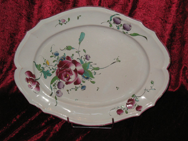 Plat ovale en faïence de Sceaux époque 18ème décor floral polychrome