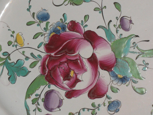 Plat ovale en faïence de Sceaux époque 18ème décor floral polychrome