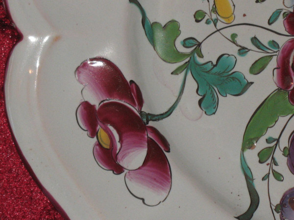 Plat ovale en faïence de Sceaux époque 18ème décor floral polychrome