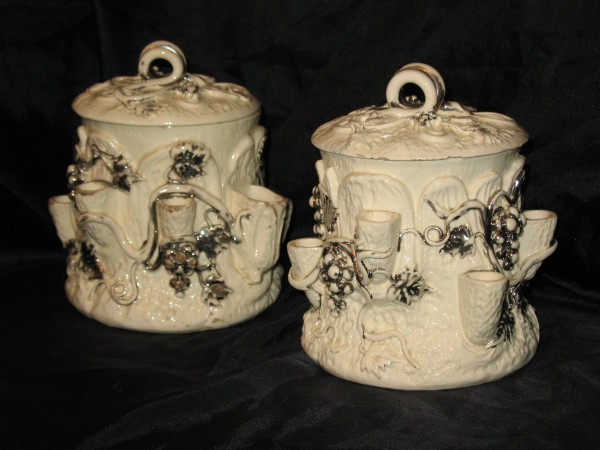 Coppia di vasi da pipa per tabacco in terracotta di Langeais con decorazione a grappolo d'uva, firmati XIX secolo