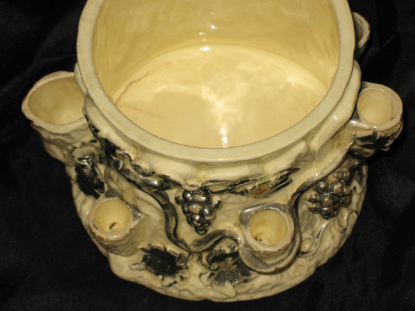 Coppia di vasi da pipa per tabacco in terracotta di Langeais con decorazione a grappolo d'uva, firmati XIX secolo