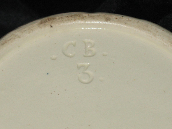 Coppia di vasi da pipa per tabacco in terracotta di Langeais con decorazione a grappolo d'uva, firmati XIX secolo