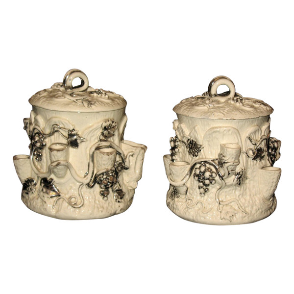 Coppia di vasi da pipa per tabacco in terracotta di Langeais con decorazione a grappolo d'uva, firmati XIX secolo