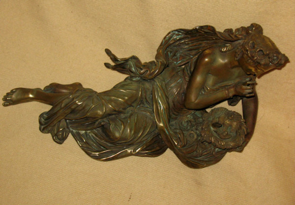 Sculpture en bronze Femme à l'antique avec nid d'oiseaux époque 19ème