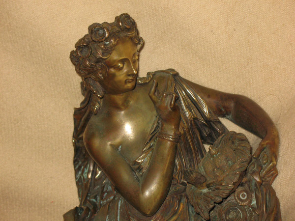 Sculpture en bronze Femme à l'antique avec nid d'oiseaux époque 19ème