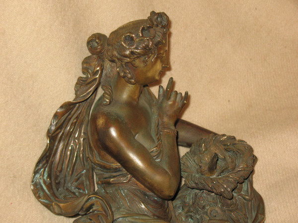 Sculpture en bronze Femme à l'antique avec nid d'oiseaux époque 19ème