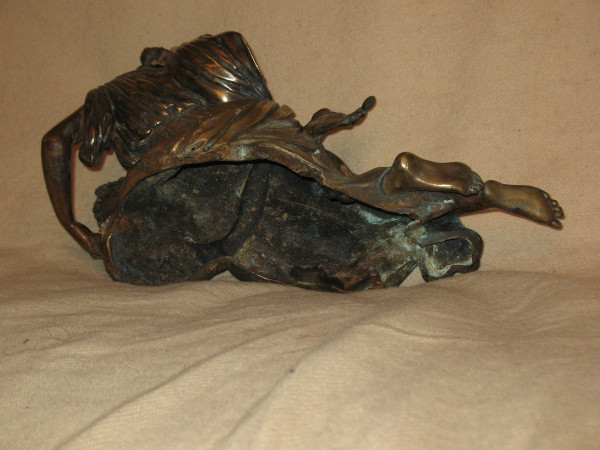 Sculpture en bronze Femme à l'antique avec nid d'oiseaux époque 19ème