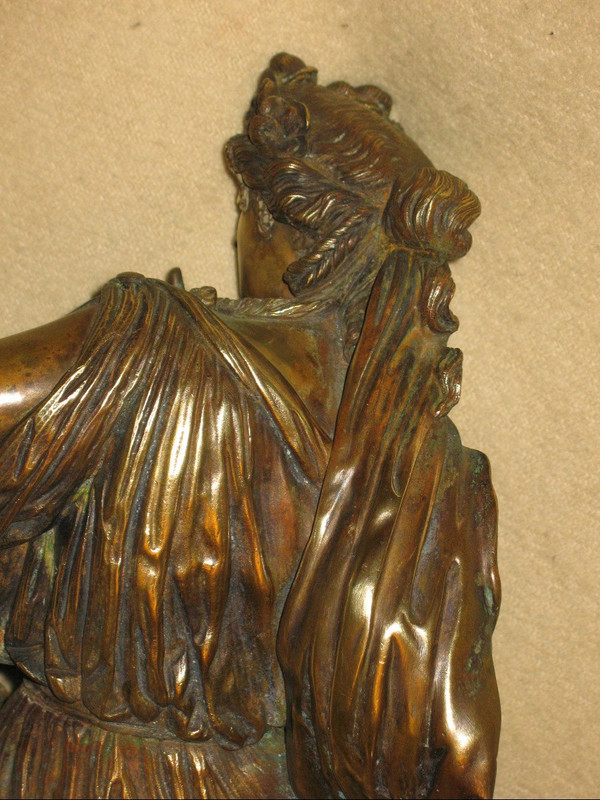 Sculpture en bronze Femme à l'antique avec nid d'oiseaux époque 19ème