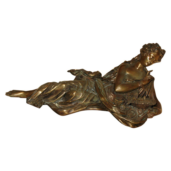 Scultura in bronzo di donna in stile antico con nido d'uccello, XIX secolo