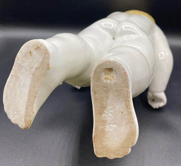 CHILD IN FOOT PORCELAIN