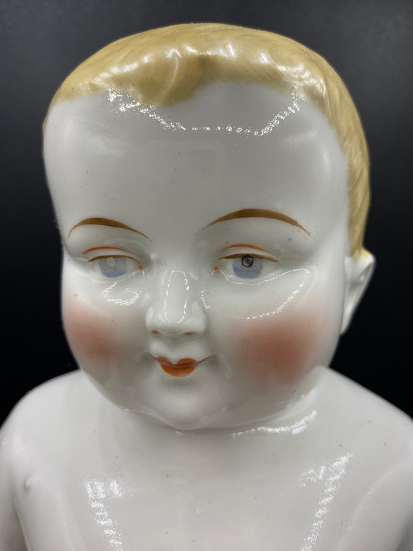CHILD IN FOOT PORCELAIN