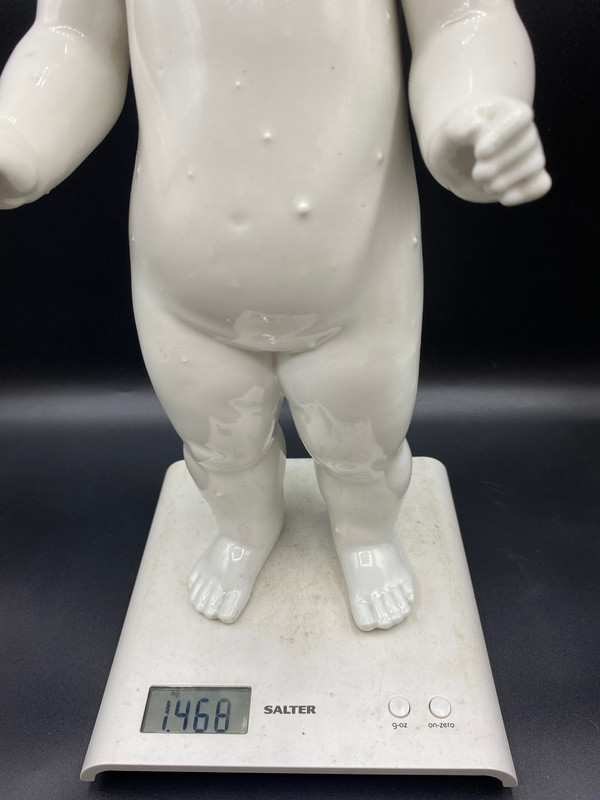 CHILD IN FOOT PORCELAIN