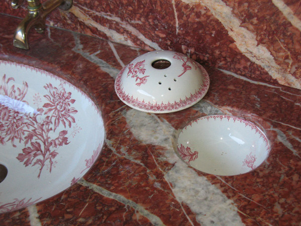 Vanity complete with basin and accessories in Choisy le Roi earthenware 19th century