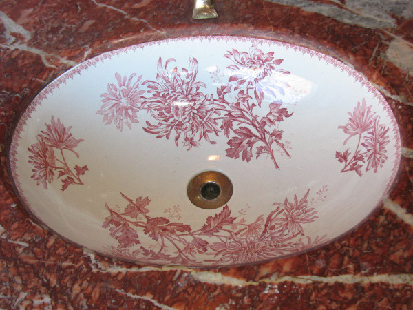 Vanity complete with basin and accessories in Choisy le Roi earthenware 19th century