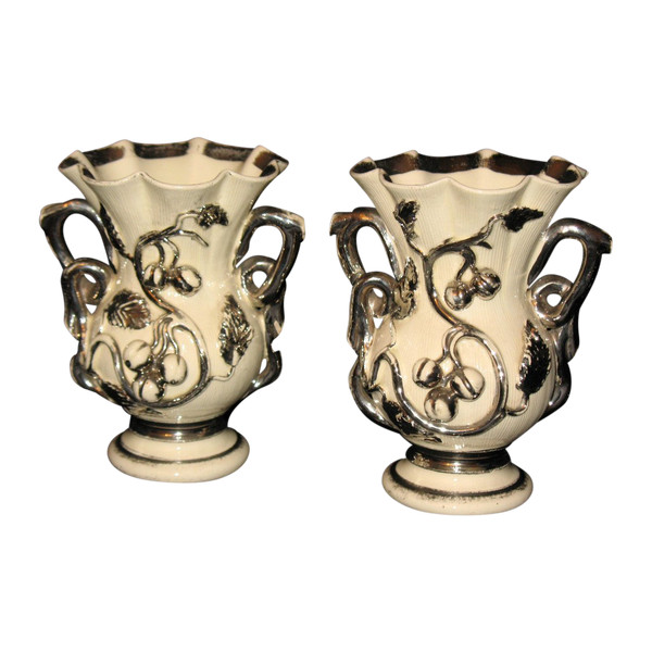 Coppia di vasi in terracotta di Langeais con decorazione a uva spina firmati Charles de Boissimon XIX secolo