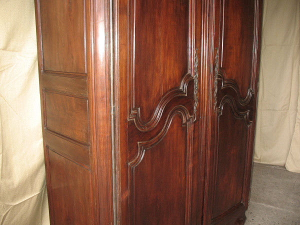 Schrank aus Obstholz Anfang des 19. Jahrhunderts im Stil von Louis XV