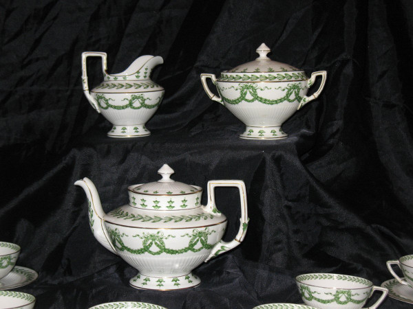 Sarreguemines porcelain tea set decorated with laurel leaves, 19th century