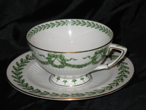 Sarreguemines porcelain tea set decorated with laurel leaves, 19th century