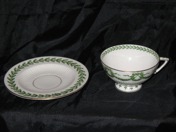 Sarreguemines porcelain tea set decorated with laurel leaves, 19th century
