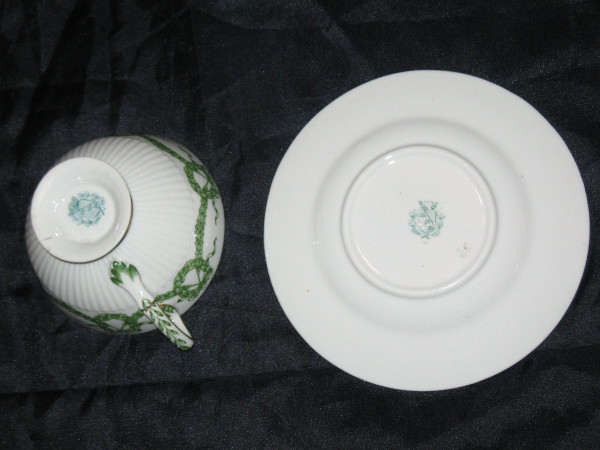 Sarreguemines porcelain tea set decorated with laurel leaves, 19th century