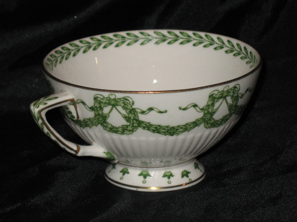 Sarreguemines porcelain tea set decorated with laurel leaves, 19th century