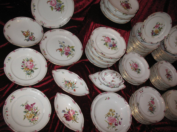 Table service of 102 pieces in fine Lunéville earthenware decorated with Saxony flowers, 19th century