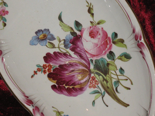 Table service of 102 pieces in fine Lunéville earthenware decorated with Saxony flowers, 19th century