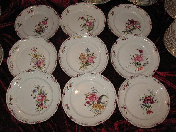 Table service of 102 pieces in fine Lunéville earthenware decorated with Saxony flowers, 19th century