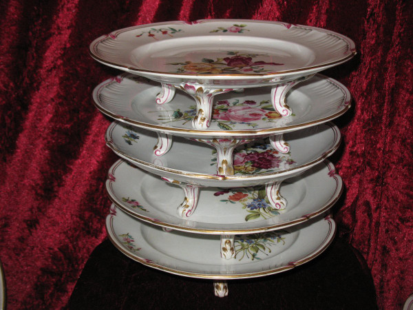 Table service of 102 pieces in fine Lunéville earthenware decorated with Saxony flowers, 19th century