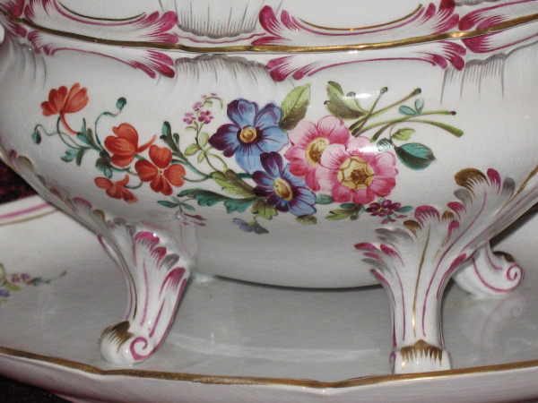 Table service of 102 pieces in fine Lunéville earthenware decorated with Saxony flowers, 19th century