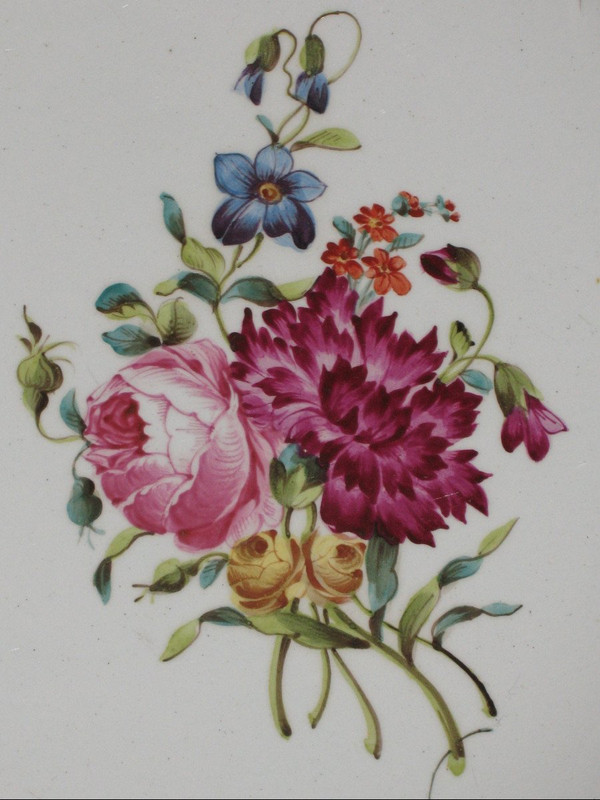 Table service of 102 pieces in fine Lunéville earthenware decorated with Saxony flowers, 19th century