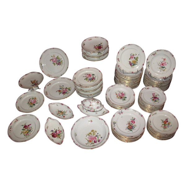 Table service of 102 pieces in fine Lunéville earthenware decorated with Saxony flowers, 19th century
