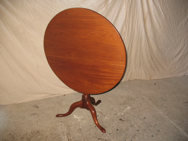 Tilting pedestal table in solid blond mahogany, Louis XVI period, 18th century