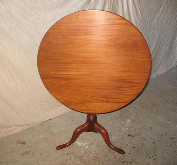 Tilting pedestal table in solid blond mahogany, Louis XVI period, 18th century
