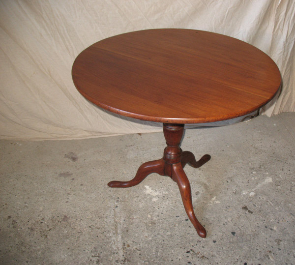 Tilting pedestal table in solid blond mahogany, Louis XVI period, 18th century