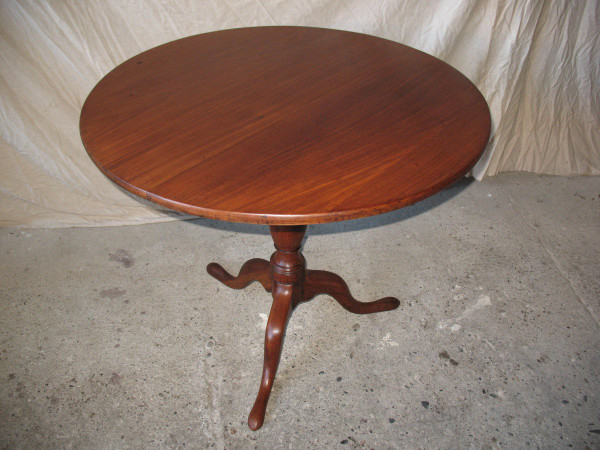 Tilting pedestal table in solid blond mahogany, Louis XVI period, 18th century