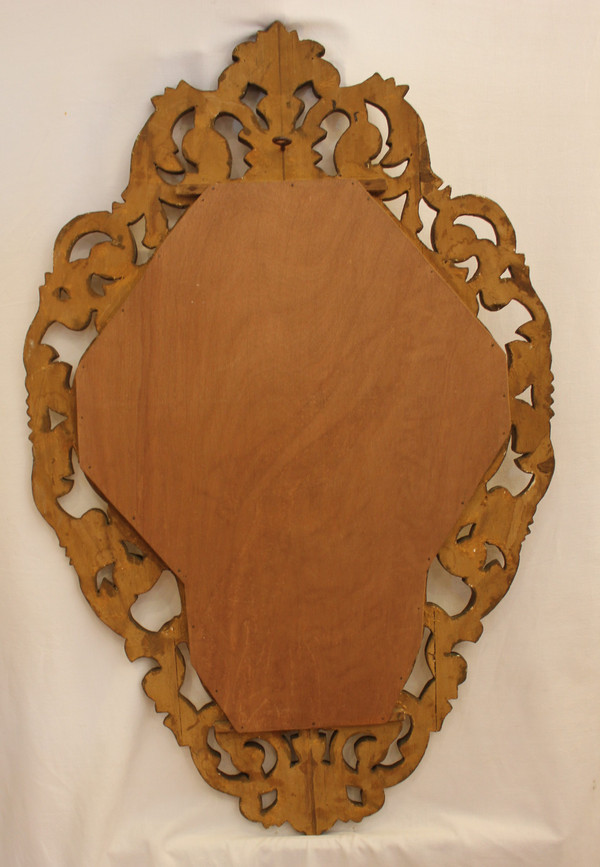 Italienischer Spiegel aus geschnitztem, durchbrochenem, konturiertem und vergoldetem Holz, 52 x 82 cm