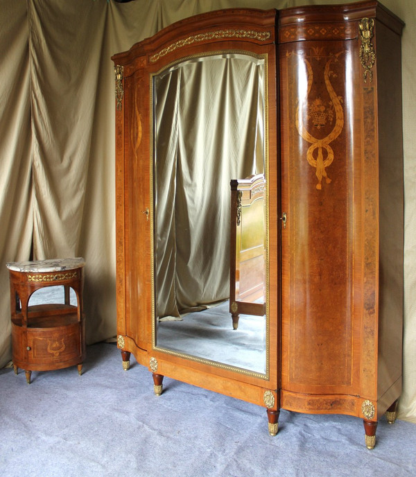 Camera da letto intarsiata e rara decorazione in bronzo dorato del XIX stile Luigi XVI
