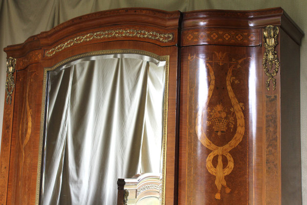 Camera da letto intarsiata e rara decorazione in bronzo dorato del XIX stile Luigi XVI
