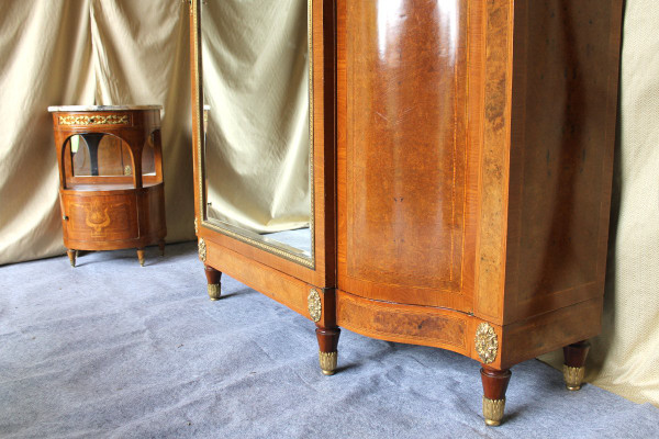 Camera da letto intarsiata e rara decorazione in bronzo dorato del XIX stile Luigi XVI