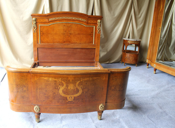 Camera da letto intarsiata e rara decorazione in bronzo dorato del XIX stile Luigi XVI