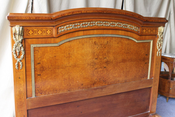 Camera da letto intarsiata e rara decorazione in bronzo dorato del XIX stile Luigi XVI