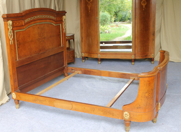 Camera da letto intarsiata e rara decorazione in bronzo dorato del XIX stile Luigi XVI