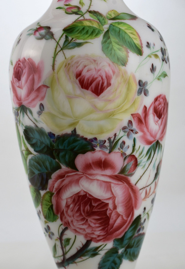 Handbemalte Opalvase. 19. Jahrhundert