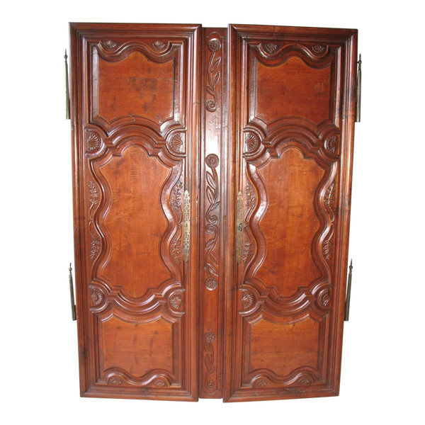 Paire de portes de boiserie d'époque Régence en bois fruitier sculpté 18ème